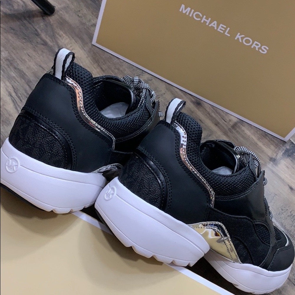 MICHAEL KORS OCTAVIA TRAINER TECH CANVAS BLACK - Picture 11 of 16